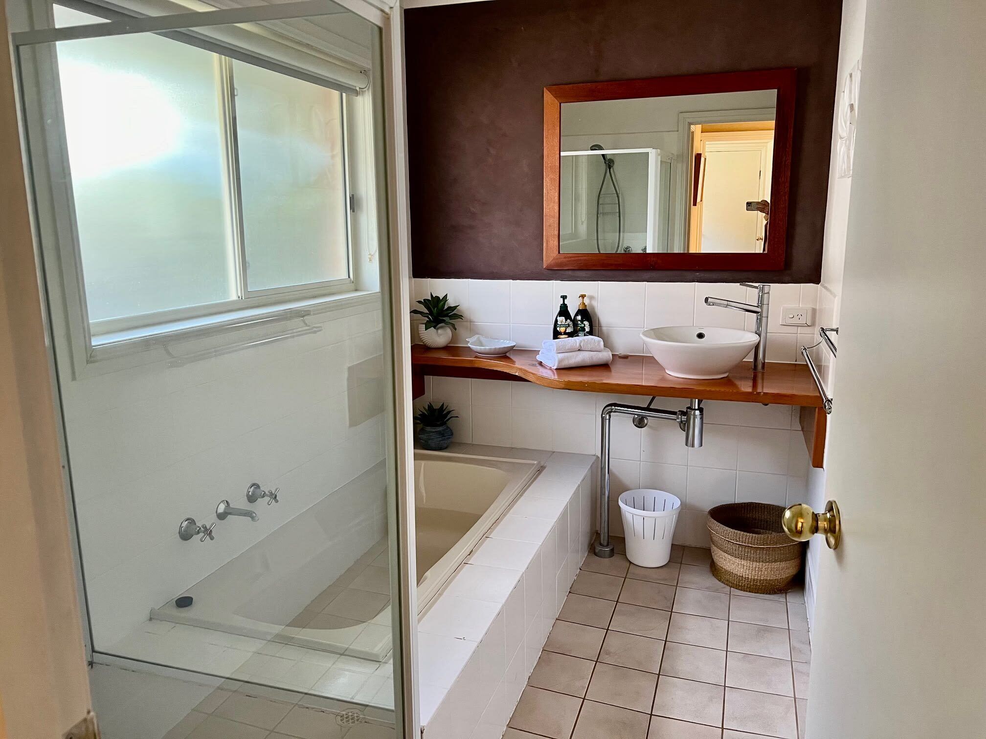 Dusche, kostenlose Toilettenartikel, Handtücher, Shampoo