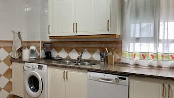 Een koelkast, een magnetron, een oven, een vaatwasser
