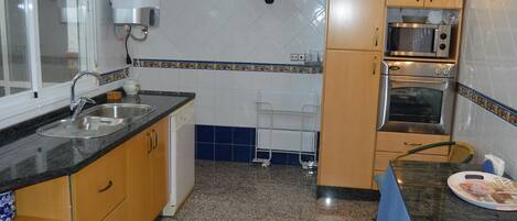 冷蔵庫、電子レンジ、オーブン、食器洗い機