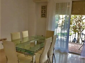 Dining - Spacious 3-BR Apartment in Central Córdoba, Near Historic Sites (Córdoba)