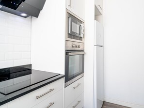 Cafetera y tetera, refrigerador, microondas y horno 