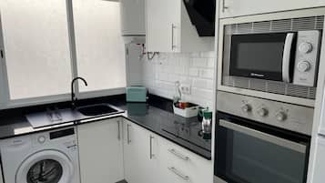 Een koelkast, een magnetron, een oven, een koffiezetapparaat/waterkoker