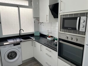 Kühlschrank, Mikrowelle, Ofen, Wasserkocher mit Kaffee-/Teezubehör