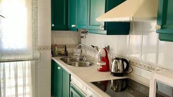 Een koelkast, een magnetron, een oven, een koffiezetapparaat/waterkoker