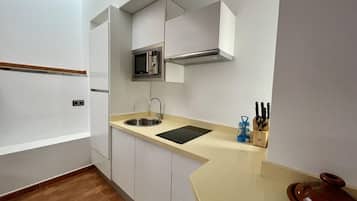 Een koelkast, een magnetron, een koffiezetapparaat/waterkoker