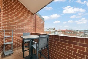 Outdoor dining - Apartment on William in CBD - 2 Bed, 2 Bath, Wi-Fi (Bathurst)