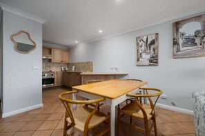 Dining - Apartment on William in CBD - 2 Bed, 2 Bath, Wi-Fi (Bathurst)