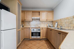 Fridge, microwave, stovetop, toaster - Apartment on William in CBD - 2 Bed, 2 Bath, Wi-Fi (Bathurst)