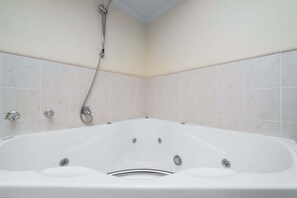 Douche, sĂšche-cheveux, serviettes fournies, shampoing