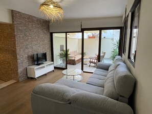 TV - Casa Terraza Judería: Spacious History-Filled Retreat with Private Terrace in Córdoba's Jewish Quarter (Córdoba)