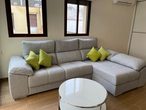 TV - Casa Terraza Judería: Spacious History-Filled Retreat with Private Terrace in Córdoba's Jewish Quarter (Córdoba)