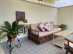 TV - Casa Terraza Judería: Spacious History-Filled Retreat with Private Terrace in Córdoba's Jewish Quarter (Córdoba)