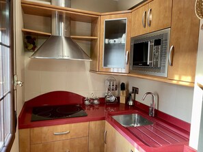 Refrigerador, microondas, cafetera/tetera, tostadora