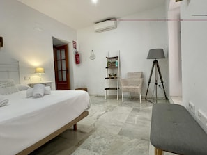 2 bedrooms, free WiFi, bed sheets - Unique Apartment in Córdoba's Historic Jewish Quarter, 5-Min Walk to Mosque-Cathedral (Córdoba)
