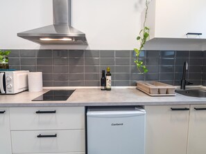 Coffee/tea maker, fridge, microwave, oven - Newly Inaugurated Apartment with Private Parking in Central Córdoba (Córdoba)
