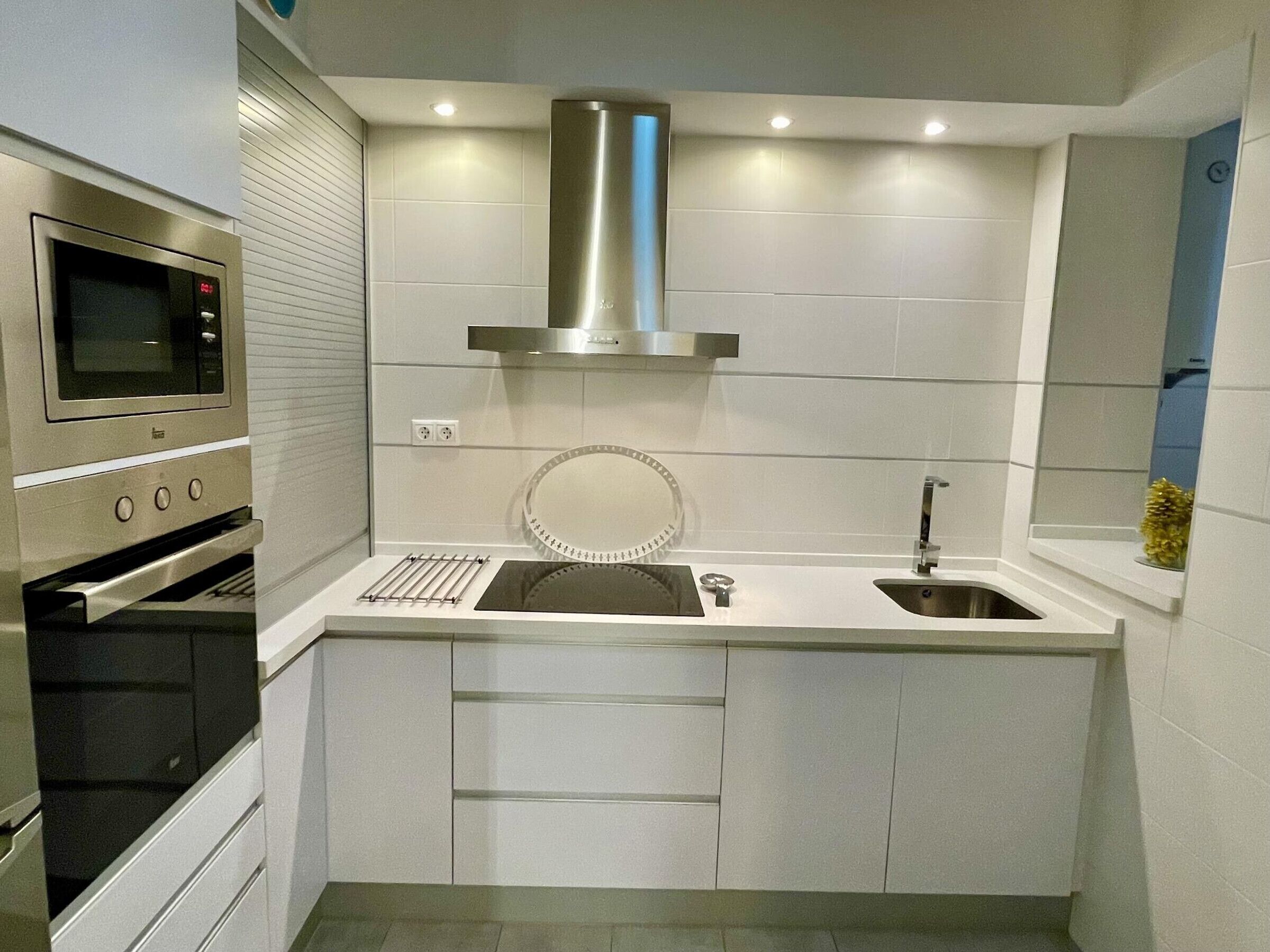 Een koelkast, een microgolfoven, een oven, een vaatwasser