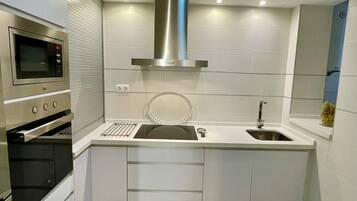 Een koelkast, een microgolfoven, een oven, een vaatwasser