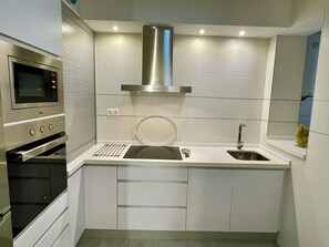 Kjøleskap, mikrobølgeovn, ovn og oppvaskmaskin