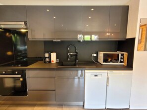 Fridge, microwave, oven, dishwasher - Quiet family studio in the old village - 4 pers. (Les Gets)