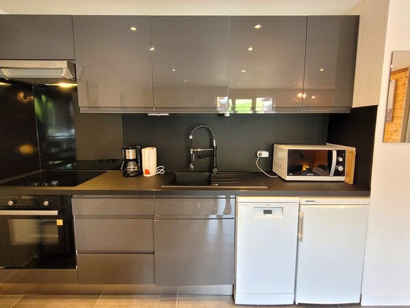 冷蔵庫、電子レンジ、オーブン、食器洗い機