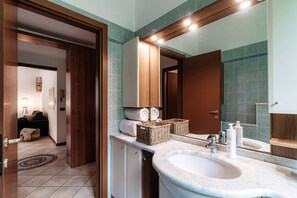Apartemen, balkon | Kamar mandi | Bathtub dan shower terpisah dan perlengkapan mandi gratis