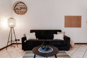 Huoneisto, parveke | Olohuone | 30–tuumainen televisio, jossa digitaalikanavat