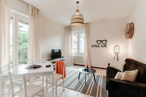 Huoneisto, parveke | Oleskelualue | 30–tuumainen televisio, jossa digitaalikanavat