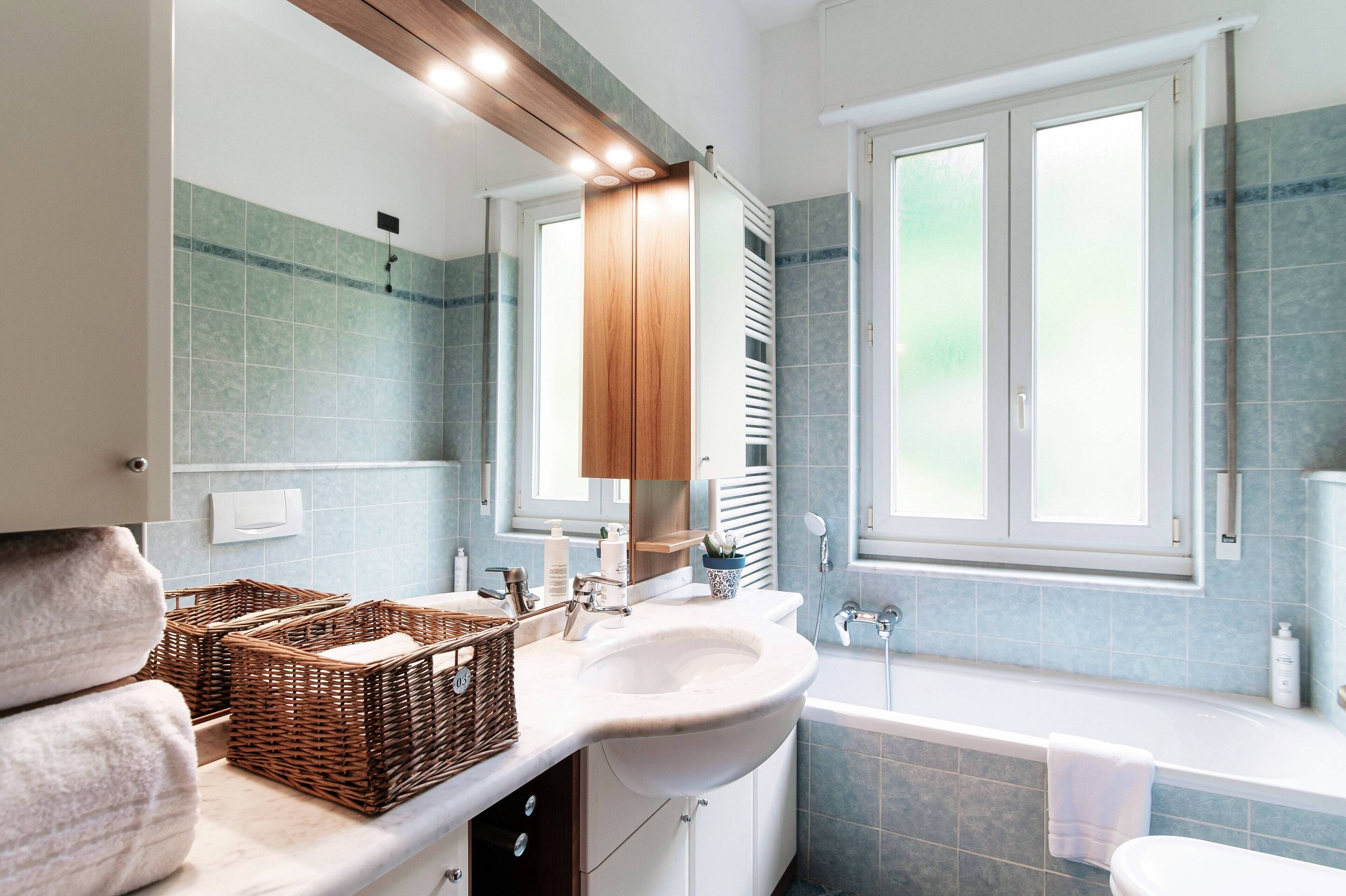 Apartment, Balkon | Badezimmer | Badewanne und Dusche (separat), kostenlose Toilettenartikel