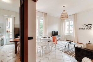Leilighet, balkong | Oppholdsområde | En 30-tommers TV med digitale kanaler