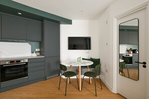 Private kitchen - Delightful London apartment with WIFI, TV, new furniture and Central Heating.  (London)
