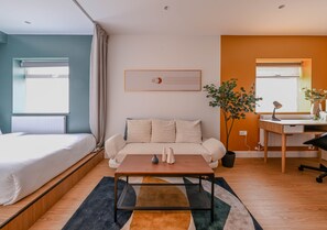 1 bedroom, iron/ironing board, WiFi, bed sheets - Delightful London apartment with WIFI, TV, new furniture and Central Heating.  (London)