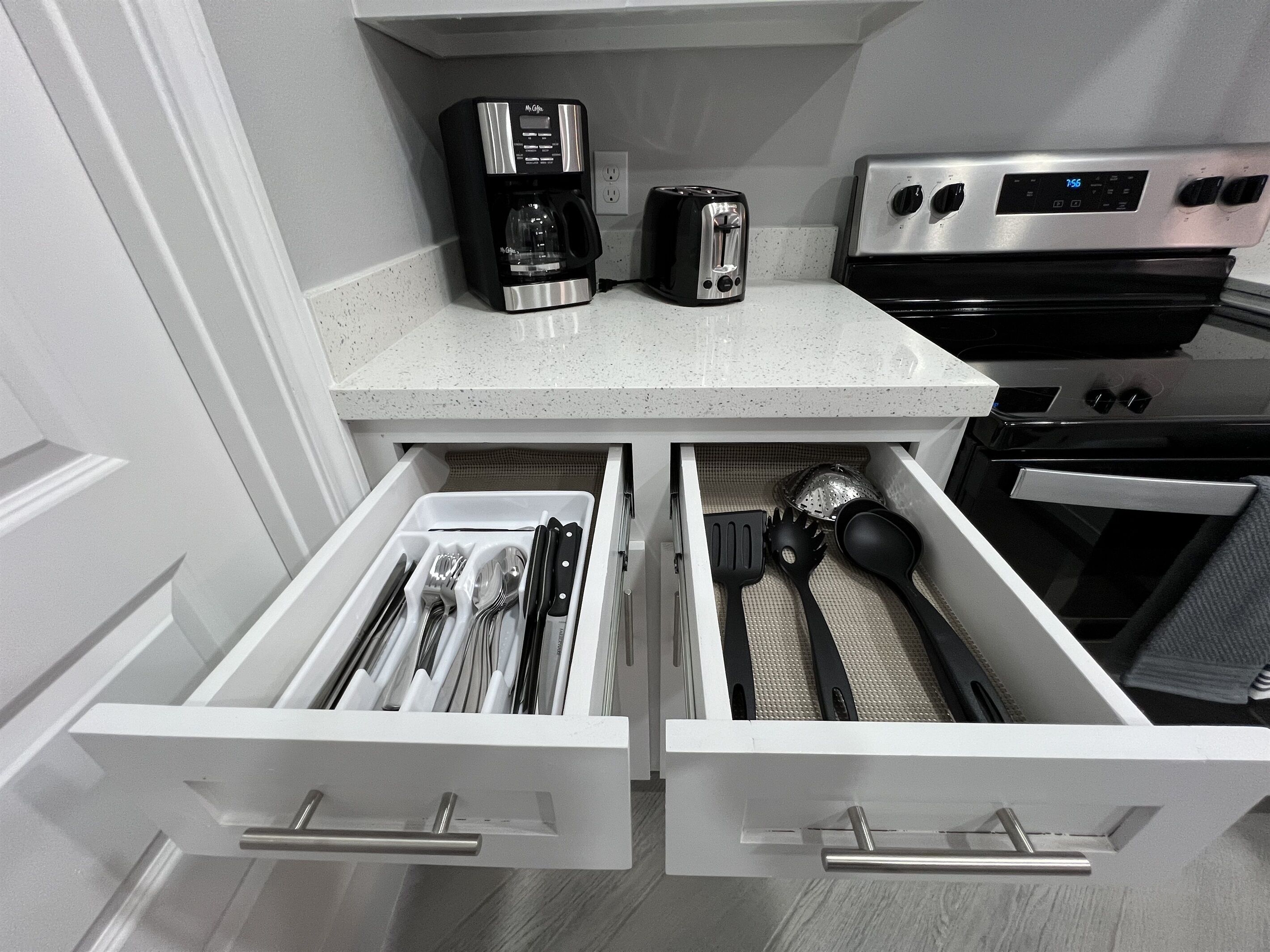 Jääkaappi, mikroaaltouuni, uuni, liesi