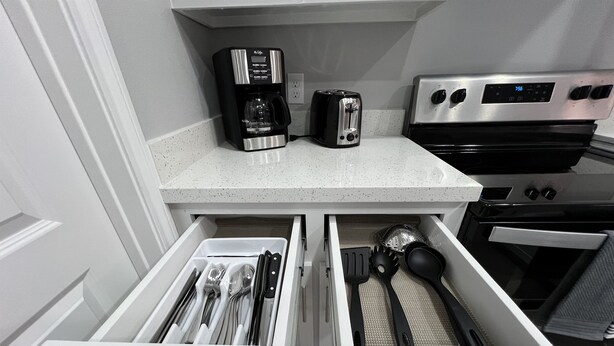 Una cocina con cafetera, tostadora y horno.