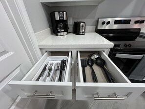 KĂŒhlschrank, Mikrowelle, Ofen, Herdplatte