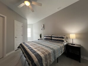 2 habitaciones, escritorio, tabla de planchar con plancha y wifi gratis 