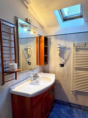 Standard Double Room | Bathroom