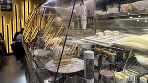 Un espace buffet proposant divers plats et une cloison en verre.