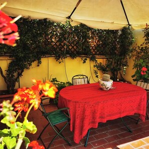 Outdoor dining - Attic Garden (Rome)