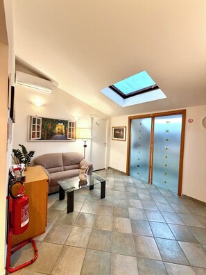 Living area - Attic Garden (Rome)