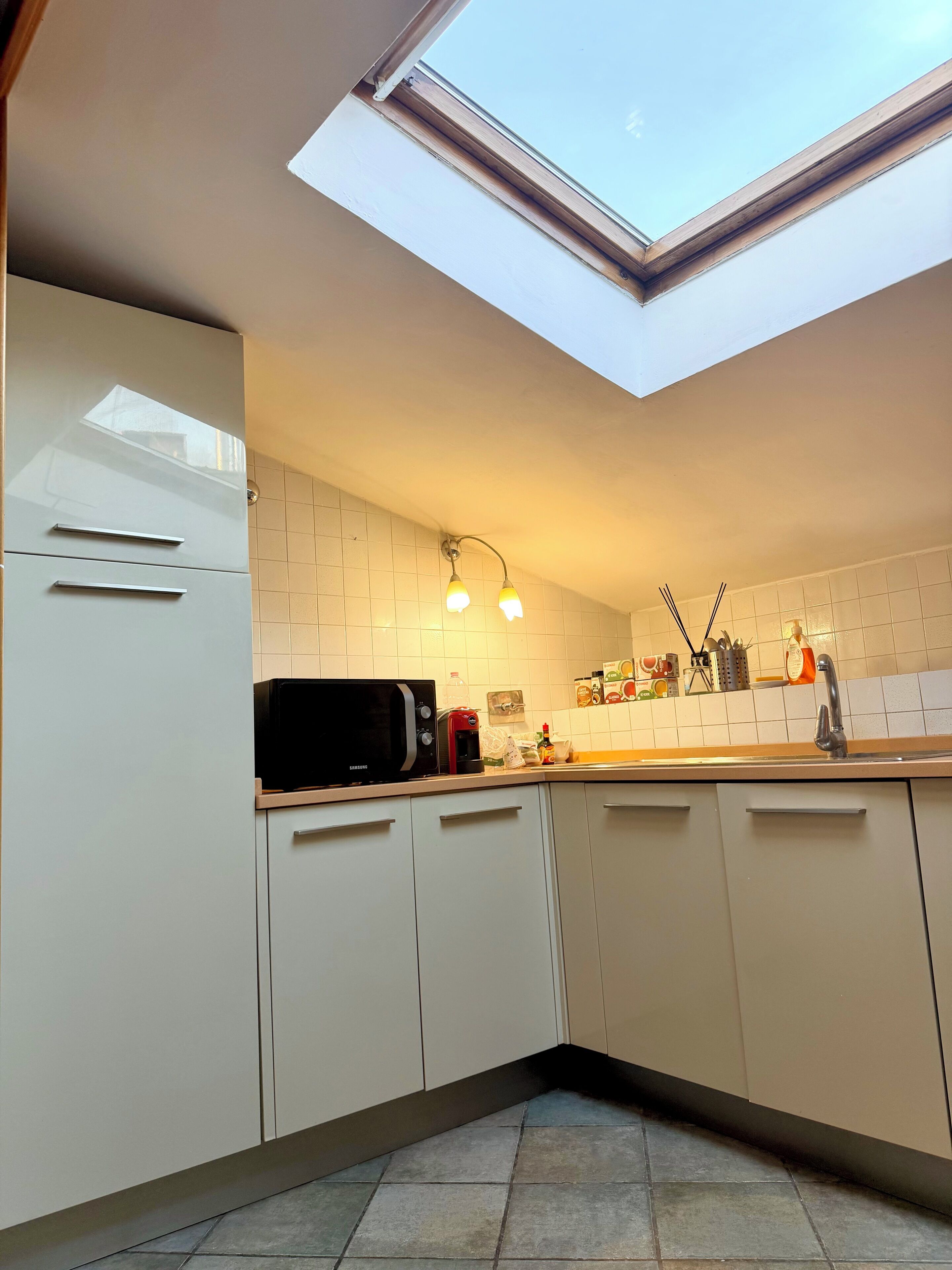 Umweltfreundliche Reinigungsmittel werden bereitgestellt, Küchenrolle