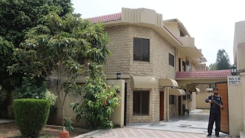 Vista frontal de la propiedad