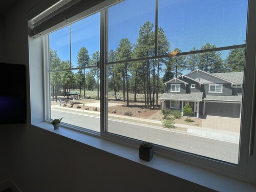 Windtree Hideaway! Trees, hiking, minutes downtown