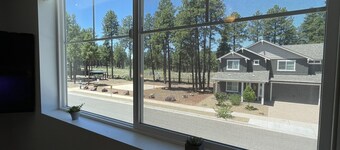 Windtree Hideaway! Trees, hiking, minutes downtown