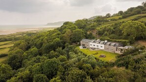 Exterior - Incredible stay overlooking Red Wharf By sleeping up to 18 guests with hot tub & garden lounge area (Anglesey)