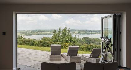 Incredible stay overlooking Red Wharf By sleeping up to 18 guests with hot tub & garden lounge area