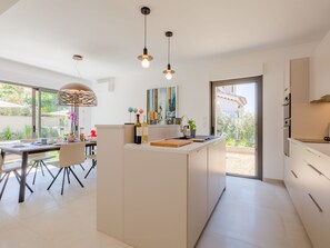 Kjøleskap, mikrobølgeovn, oppvaskmaskin og brødrister