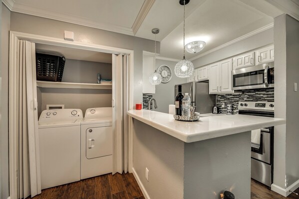 Fridge, microwave, oven, stovetop - 25% OFF 1BD Apt, Pool, HWY161/183 - DFW Irving - I48 (Irving)