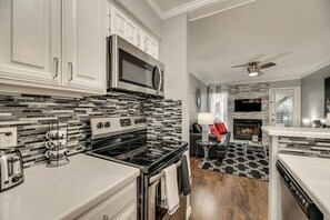 Kylskåp, mikrovågsugn, ugn och spishäll