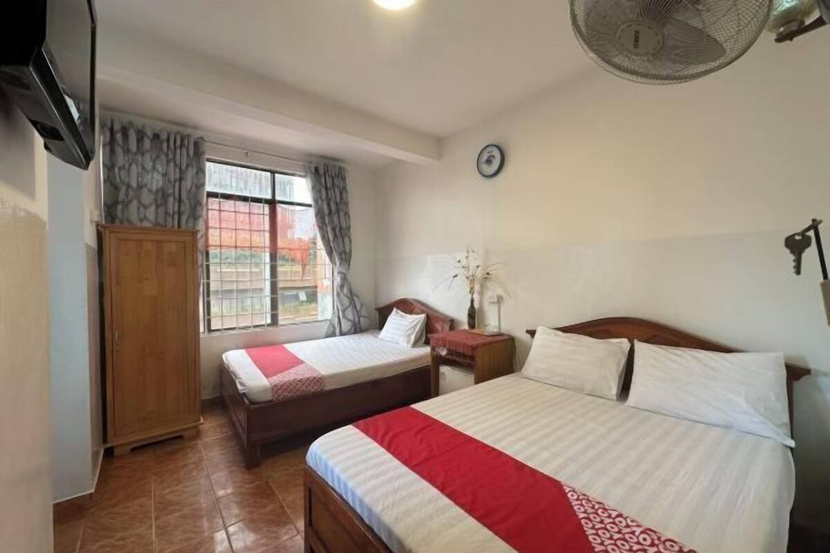 Desk, laptop workspace, free WiFi, bed sheets