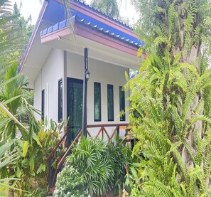 Desk, laptop workspace, free WiFi, bed sheets - BannRai Tayai Cafe and Resort (Pattaya)